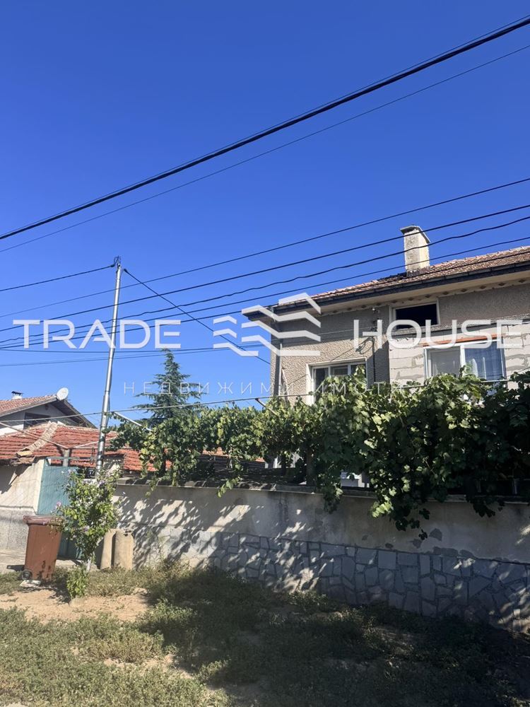 85934Продава се етаж от къща в село Труд